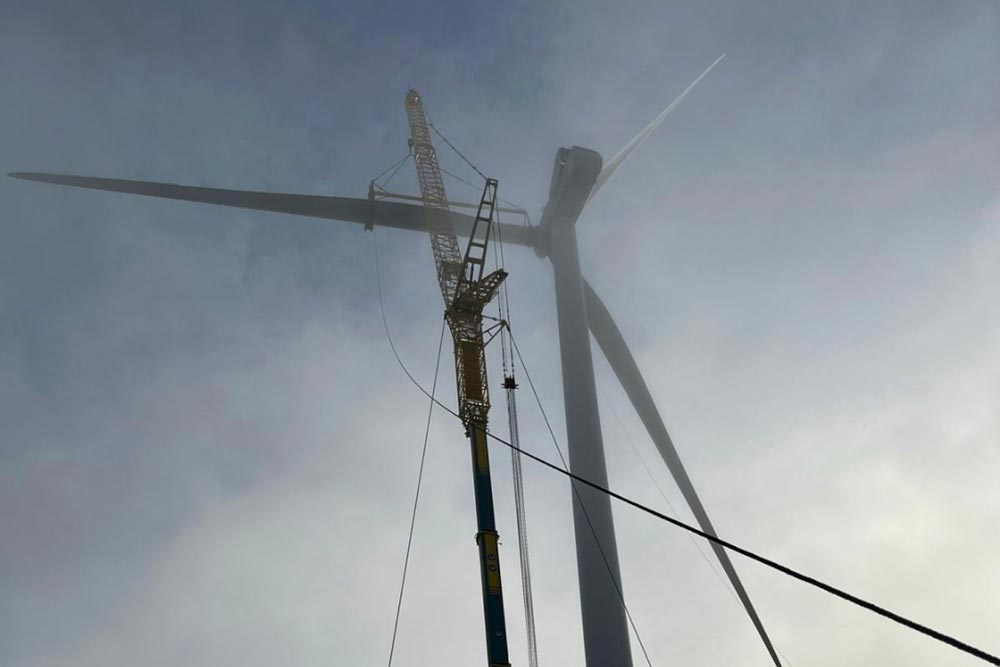 Bladlyft av ett rotorblad till vindkraftverk med kran