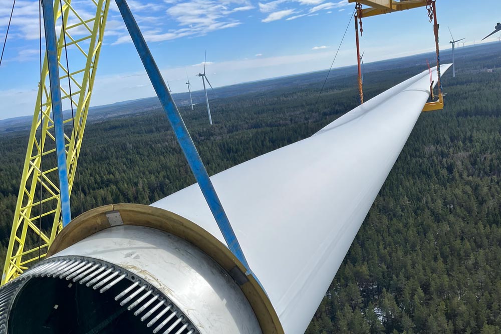 Närbild på bladlyft av rotorblad på vindkraftverk