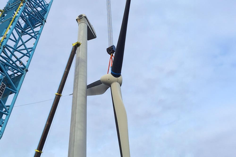 Lyft av ett rotorblad till vindkraftverk med kran