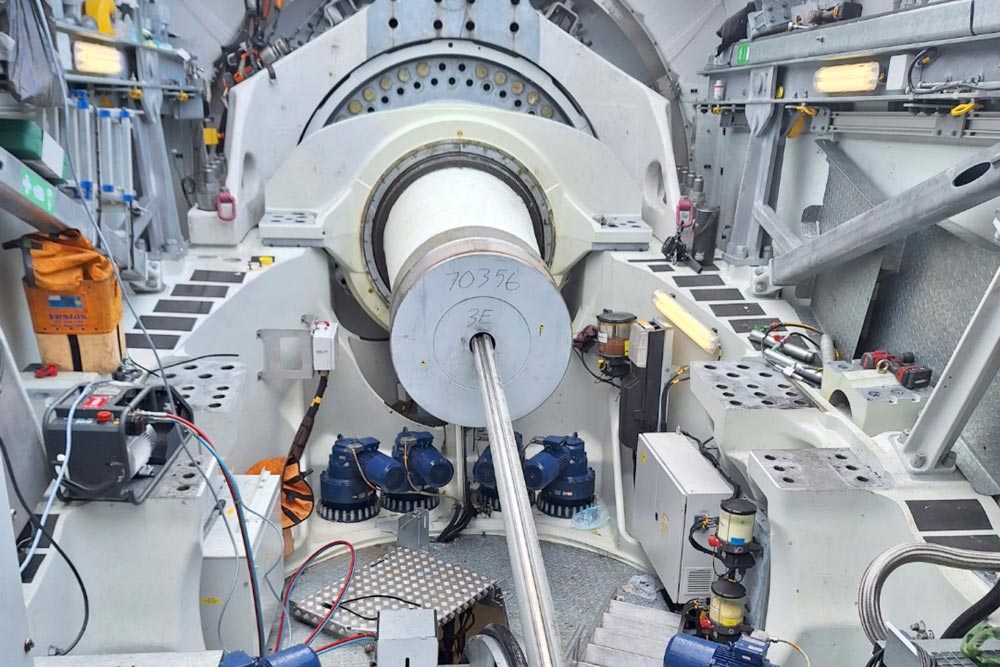 Nymonterad huvudaxel i vindkraftverk efter huvudaxelbyte