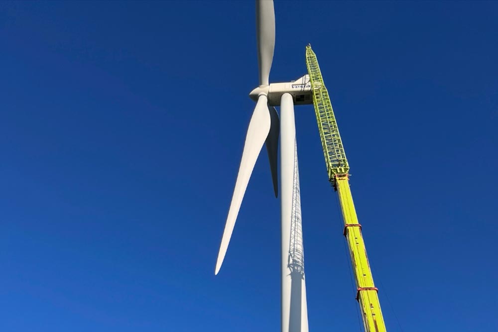 Lyftbild vid transformatorbyte av ett vindkraftverk